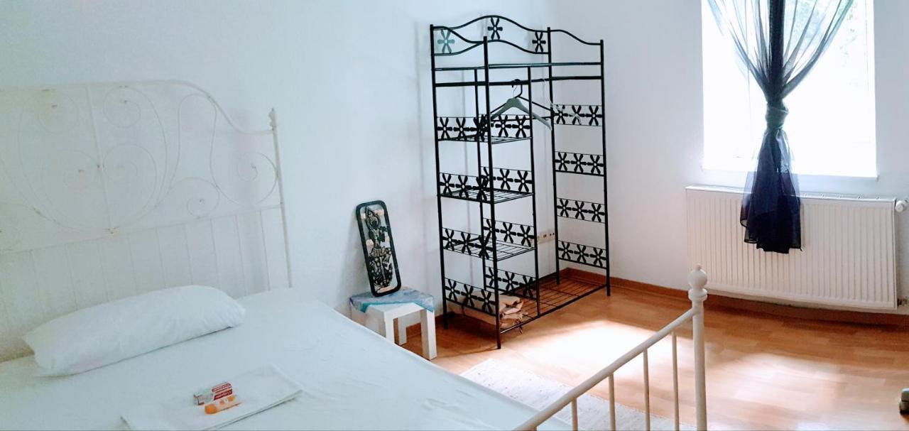 Budget Rooms In Halle With Shared Bathroom, Free Wifi, Netflix & Ipad Екстериор снимка