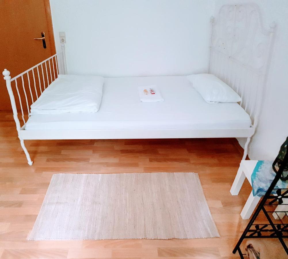 Budget Rooms In Halle With Shared Bathroom, Free Wifi, Netflix & Ipad Екстериор снимка