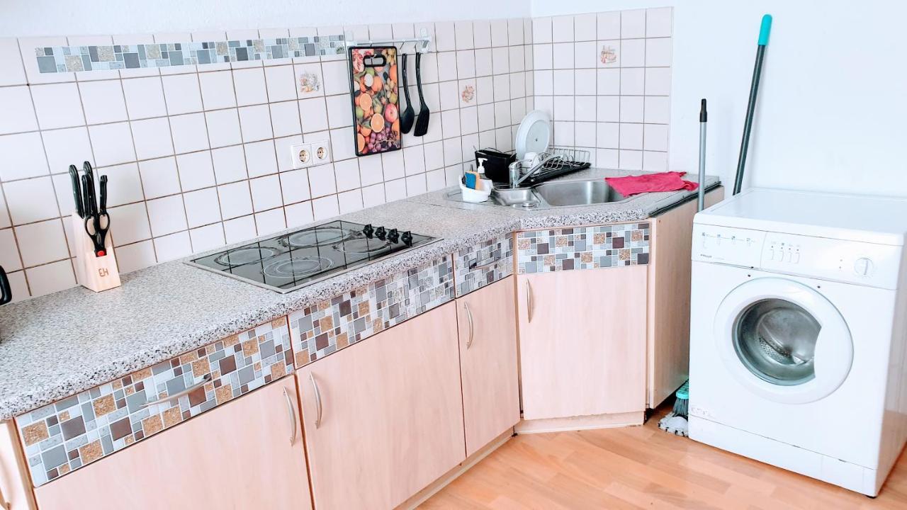 Budget Rooms In Halle With Shared Bathroom, Free Wifi, Netflix & Ipad Екстериор снимка