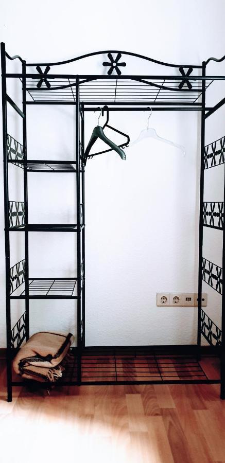 Budget Rooms In Halle With Shared Bathroom, Free Wifi, Netflix & Ipad Екстериор снимка
