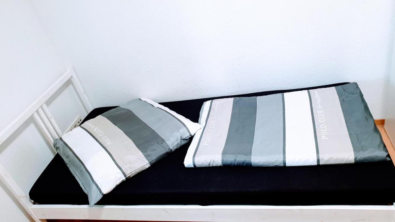 Budget Rooms In Halle With Shared Bathroom, Free Wifi, Netflix & Ipad Екстериор снимка