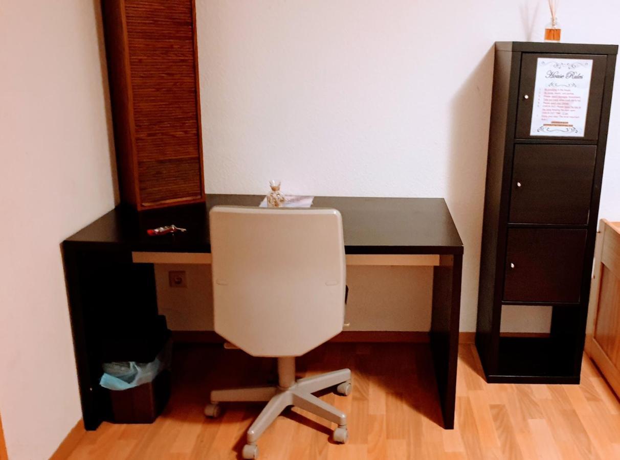 Budget Rooms In Halle With Shared Bathroom, Free Wifi, Netflix & Ipad Екстериор снимка